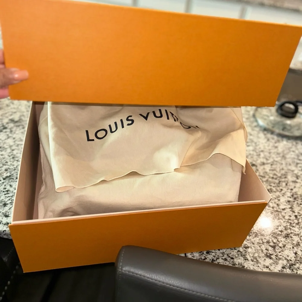 Louis Vuitton Guaranteed Authentic Monogram Giant Neverful MM Khaki and Beige - Picture 6 of 16